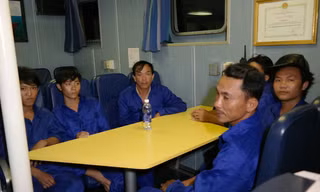 Tàu cá bị tàu lạ đâm chìm: 13 thuyền viên vào bờ an toàn