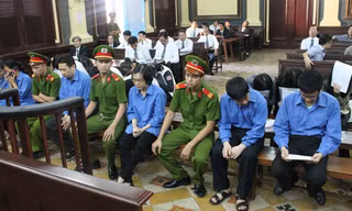 Huyền Như và các bị cáo tại phiên tòa sáng 26/12. Ảnh Việt Văn.