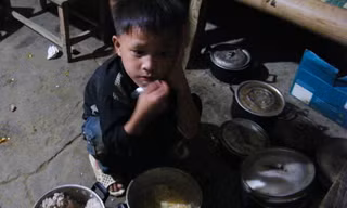 Bữa cơm chan nước mì tôm của học sinh bán trú É Tòng