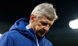 Sức ép đang đè nặng lên Arsene Wenger.