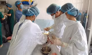 Một ca phẫu thuật của ê-kíp y bác sĩ BV Phụ sản Hà Nội tại Phúc Thọ. Ảnh: Nguyễn Hoài.