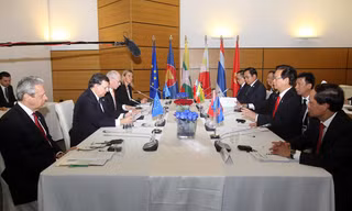 Thủ tướng Ý Matteo Renzi, Chủ tịch Hội đồng châu Âu Herman Van Rompuy và Chủ tịch Ủy ban châu Âu José Manuel Barroso đón Thủ tướng Nguyễn Tấn Dũng đến dự ASEM 10. Ảnh: TTXVN