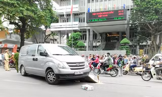 Một phụ nữ bị xe ô tô cán chết trên phố Khâm Thiên