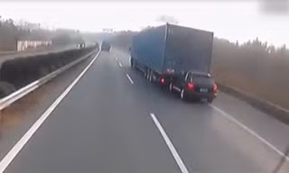 Porsche Cayenne mắc kẹt ở đuôi xe container sau tai nạn