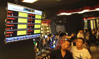Khách hàng chăm chú theo dõi khi giá bia đang "sập" sàn để kêu những loại bia mà mình thích. 