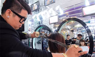 'Đệ nhất kéo' Đà Nẵng cắt tóc bằng hai thanh kiếm