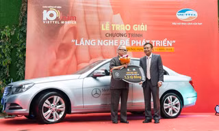 Ông Nguyễn Hữu Cẩn bên chiếc xe Mercedes được Viettel trao tặng.