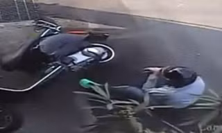 Thoát chết gang tấc nhờ đội mũ bảo hiểm