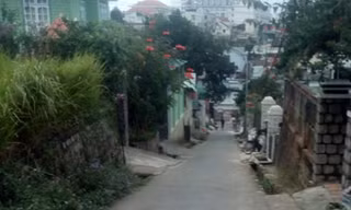 Đường dẫn vào nhà ông Hoàng Nờ.