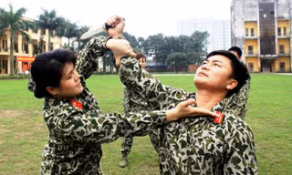 'Bông hồng thép' đặc công tung chiêu hạ gục đối thủ dùng dao