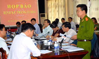 Đại tá Phạm Minh Thắng hứa sẽ xem xét chấn chỉnh sự việc.