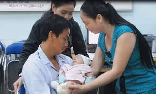 Vụ bé sơ sinh văng khỏi bụng mẹ: Nghẹn ngào giây phút cha gặp con