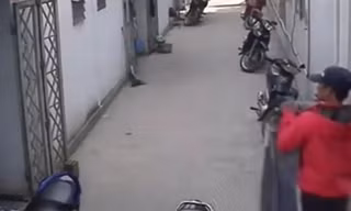 Tên trộm ăn đòn xông phi vì khoắng quần áo trong xóm trọ