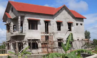 Sau hai năm làm nhà báo rởm, Hiển đã xây được ngôi biệt thự hàng tỷ đồng và đi xe ô tô Camry bóng lộn