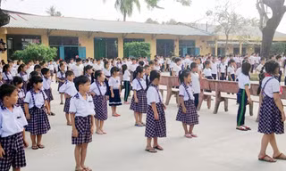 Học sinh trường tiểu học B Phước Long trong giờ thể dục.