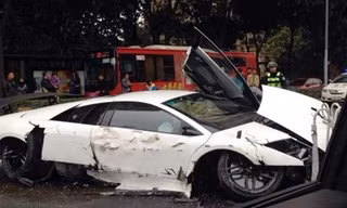 Lamborghini Murcielago SV LP670-4 màu trắng đâm vào dải phân cách ở Thâm Quyến, tỉnh Quảng Đông. Siêu xe mang biển đăng ký của Hong Kong và vô-lăng nằm phía bên phải.