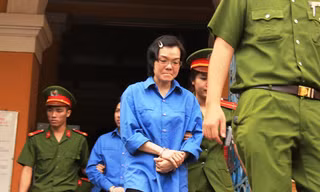 Bị cáo Huyền Như bật khóc khi được dẫn giải lên xe sau khi phiên tòa sáng nay kết thúc. Ảnh: Việt Văn.