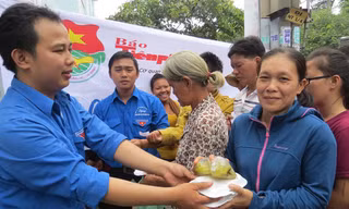 Báo Tiền Phong phát gần 300 suất cơm cho người nghèo