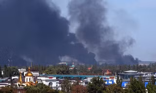 Khói bốc lên xung quanh khu vực sân bay quốc tế Donetsk trong vụ đấu pháo giữa quân chính phủ và lực lượng ly khai ngày 14/9. Ảnh: AFP-TTXVN.