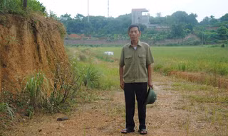 Ông Thực trên con đường mới mở qua vùng đồi gò