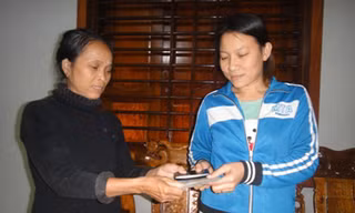 Bà Lâm trao lại số tiền cho chị Hương.