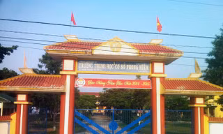 Phụ huynh ngã ngửa vì phí lạ 