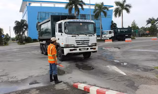 Xe rác quay về do ngày 2/12 Sở Tài Nguyên và Môi trường bất ngờ ra công văn "tạm ngưng". Ảnh L.N.