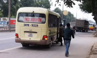 Ra khỏi bến Nam Thăng Long, xe 30M-9359 hòa nhập vào dòng xe bắt khách trên đường. Ảnh: Anh Trọng.