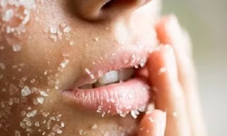 Tẩy da chết. Vào mùa đông, các tế bào chết trên da xuất hiện nhiều hơn. Nếu không tẩy da chết, da bạn sẽ trở nên thô ráp, các dưỡng chất không thẩm thấu được xuống da. Do vậy, bạn đừng bỏ qua bước đầu tiên này nhé. Bạn nên áp dụng phương pháp tẩy da chết 