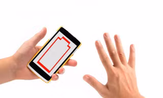 "Ngốn pin" từng là một trong những vấn đề được không ít người dùng điện thoại Android kêu ca trước đây. Nhưng năm nay, hàng loạt model mới đã tạo ra ấn tượng về pin, không chỉ về thời gian sử dụng lâu mà còn ở những công nghệ mà các smartphone nền tảng kh