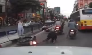 Cụ ông trèo rào sang đường làm xe máy ngã dúi dụi