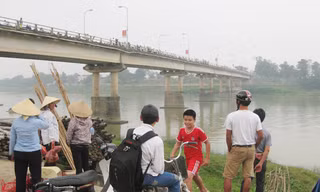 Tìm thấy thi thể hai mẹ con ôm nhau nhảy cầu tự vẫn