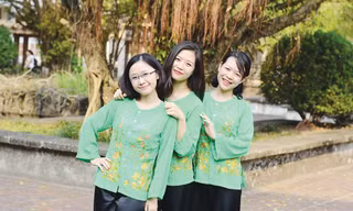 Nguyễn Ngọc Lưu Ly (ngoài cùng, bên trái) trẻ trung với đồng nghiệp trong khoa.