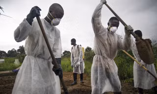 [ẢNH] Cuộc sống hiểm nguy của đội mai táng bệnh nhân Ebola