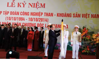 Chủ tịch Quốc hội Nguyễn Sinh Hùng trao Huân chương Độc lập hạng Ba cho Vinacomin. Ảnh: L.H.V