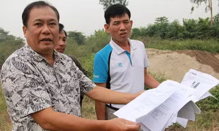 Một số hộ dân phản ánh về nghi vấn “nắn đường”. Ảnh: Nguyễn Tú.
