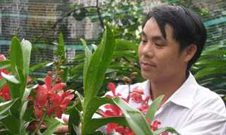 Anh Hùng bên vườn hoa nhà mình.