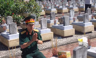 Dâng hương, hoa tại nghĩa trang Trường Sơn