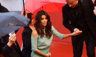 Eva Longoria lộ hàng trên thảm đỏ Cannes vì mưa