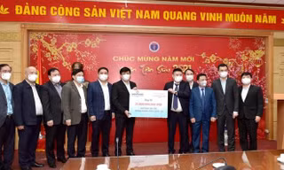 Ông Nguyễn Đức Thụy, đại diện cổ đông lớn của Thaiholdings và Ngân hàng Bưu điện Liên Việt trao 21 tỷ đồng mua vaccine ngừa COVID – 19 cho Bộ trưởng Y tế Nguyễn Thanh Long.