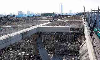 “Cận cảnh” máy cắt dây kim cương xẻ dầm, cột nhà 8B Lê Trực 