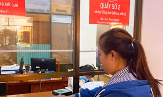 Người dân làm thủ tục hành chính tại UBND phường An Lạc, quận Bình Tân, TPHCM Ảnh: H.H 
