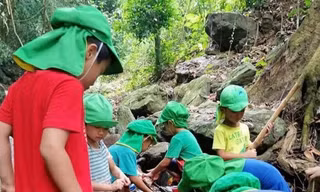 Học sinh trong một chương trình trải nghiệm thực tế