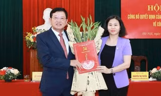 Phó Bí thư Thường trực Thành ủy Nguyễn Thị Tuyến trao Quyết định cho tân Chánh Thanh tra Thành phố Hà Nội Trần Đức Hoạt
