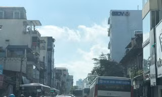 Ùn tắc kéo dài trên đường Khâm Thiên