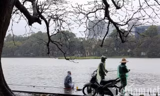Mưa rét buốt ở Hà Nội, cần thủ vẫn dầm mình ở hồ Gươm