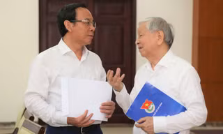 Bí thư Thành ủy TPHCM Nguyễn Văn Nên (trái) trao đổi với đại biểu tại hội thảo. Ảnh: NGÔ TÙNG