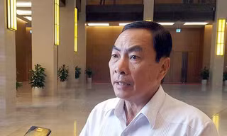 Đại biểu Quốc hội Phạm Văn Hòa đề nghị xây dựng cơ chế giám sát chặt chẽ quyền lực của quận trưởng khi Hà Nội thí điểm mô hình chính quyền đô thị.