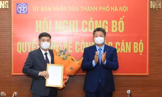 Ông Lê Quang Long nhận quyết định bổ nhiệm. Ảnh KTĐT