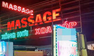 Khách sử dụng dịch vụ xông hơi, massage, cắt tóc, gội đầu... phải trả thêm 7% thuế. Ảnh minh họa.